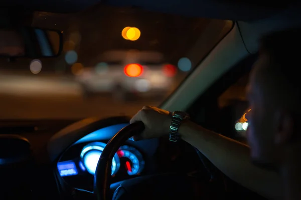 Man Rijdt Nachts Een Auto Links Verkeer — Stockfoto