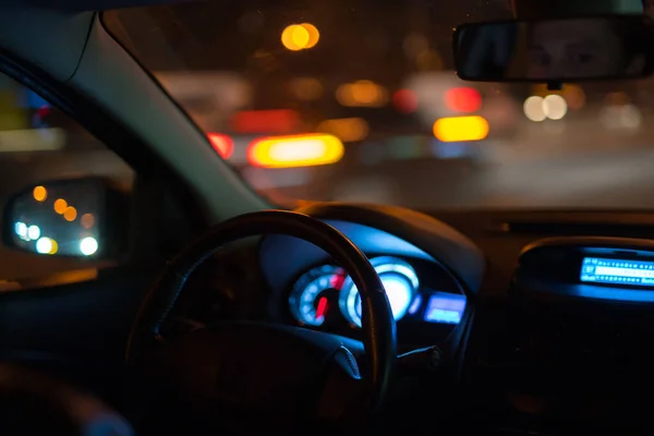 Man Kijkt Naar Spiegel Auto Avond Nacht — Stockfoto