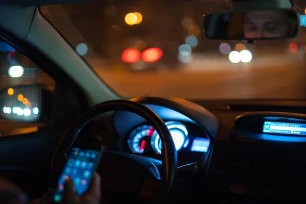 Hombre Del Teléfono Coche Noche Noche — Foto de Stock