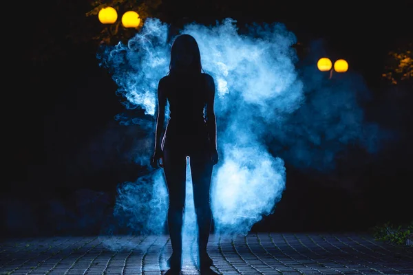 Femme Tient Dans Rue Sombre Sur Fond Bleu Fumée Nuit — Photo