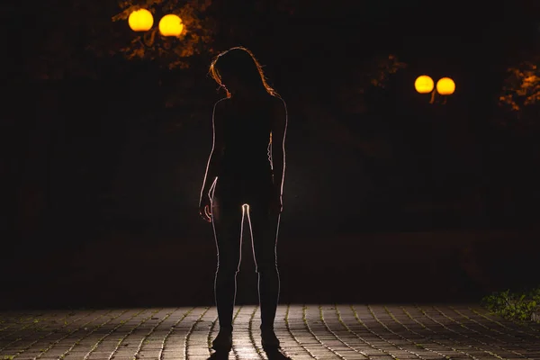 Vrouw Staat Donkere Steeg Nacht Tijd — Stockfoto