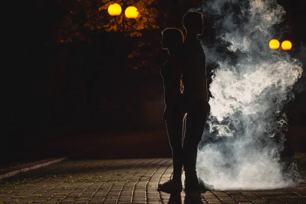 Uomo Donna Stanno Sulla Strada Buia Uno Sfondo Fumo Notte — Foto Stock