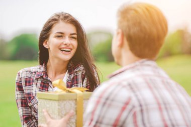 Mutlu bir kadına hediye veren adam.