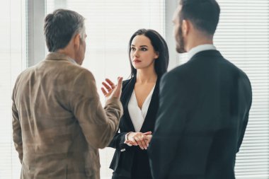 Ofiste tartışan üç iş adamı.