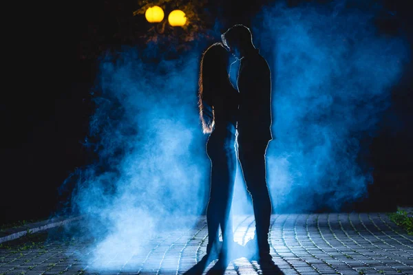 Uomo Donna Che Baciano Strada Uno Sfondo Fumo Blu Notte — Foto Stock