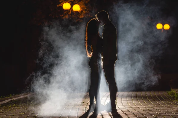 Mężczyzna Kobieta Całujący Się Ulicy Tle Dymu Czas Nocny — Zdjęcie stockowe