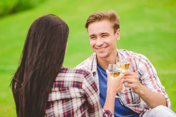 Mannen Kvinnen Drikker Alkohol Naturen – stockfoto