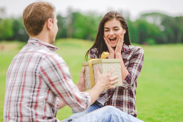 Man Geeft Een Doos Met Het Geschenk Aan Een Vrouw — Stockfoto