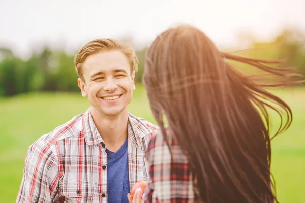 Homem Sorriso Ficar Perto Mulher Livre — Fotografia de Stock