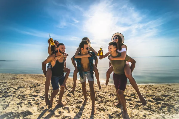 Gruppo Amici Che Divertono Spiaggia — Foto Stock