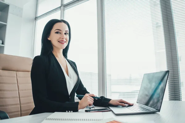 Empresária Feliz Trabalhando Com Laptop Mesa — Fotografia de Stock