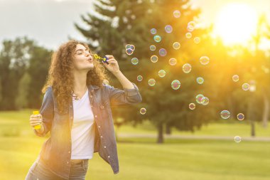 Parkta baloncuk çıkaran tatlı kadın.