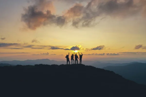 Quatro Povos Que Estão Montanha Bonita Fundo Por Sol — Fotografia de Stock