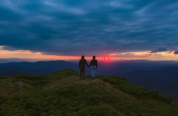 Das Paar Auf Dem Hellen Hintergrund Des Sonnenaufgangs — Stockfoto