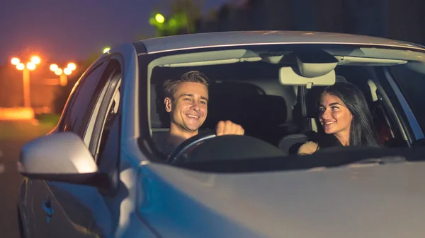 Gelukkige Man Vrouw Rijden Een Auto Avond Nacht Tijd — Stockfoto