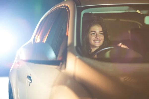 Gelukkige Vrouw Rijdt Een Auto Avond Nacht Tijd — Stockfoto