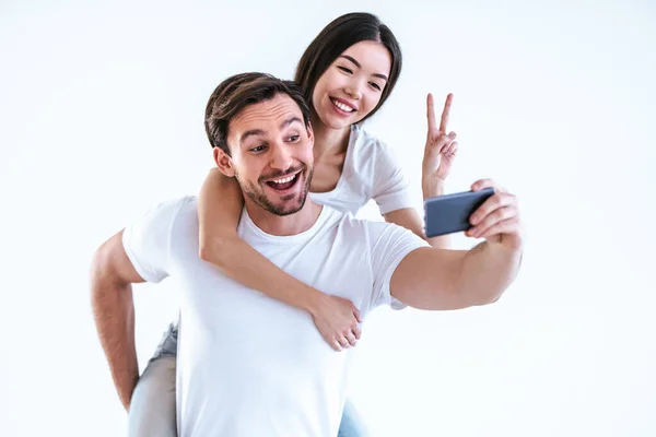 Casal Feliz Fazendo Uma Selfie Fundo Branco — Fotografia de Stock