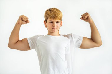 Beyaz arka planda kaslı adamın önünde duran çocuk.