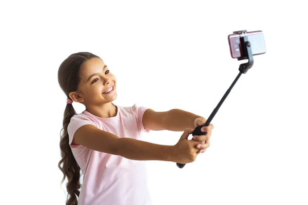 Menina Feliz Tomando Selfie Fundo Parede Branca — Fotografia de Stock