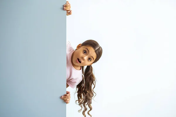 Chica Sorprendida Pie Sobre Pared Sobre Fondo Blanco — Foto de Stock