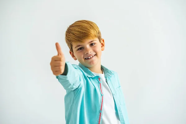 Menino Feliz Polegares Para Cima Fundo Branco — Fotografia de Stock