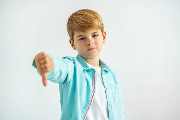 Niño Pulgares Hacia Abajo Fondo Blanco — Foto de Stock