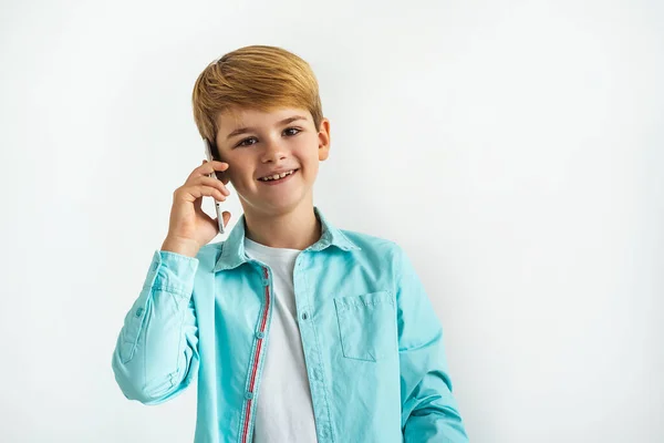 Petit Garçon Téléphone Sur Fond Blanc — Photo