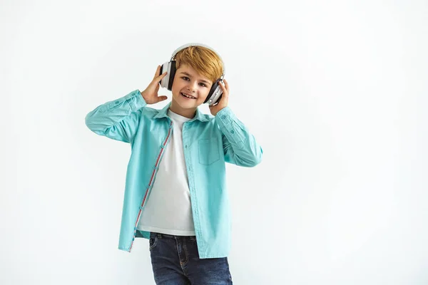 Ragazzo Felice Con Cuffie Piedi Sullo Sfondo Bianco — Foto Stock