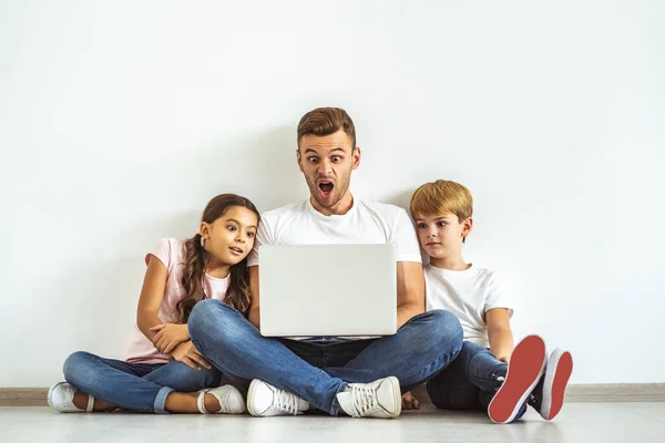 Padre Bambini Con Computer Portatile Seduto Sul Pavimento — Foto Stock