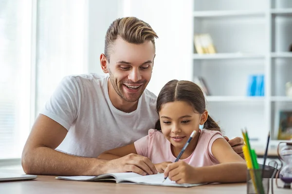 Homem Feliz Uma Menina Fazendo Lição Casa Mesa — Fotografia de Stock