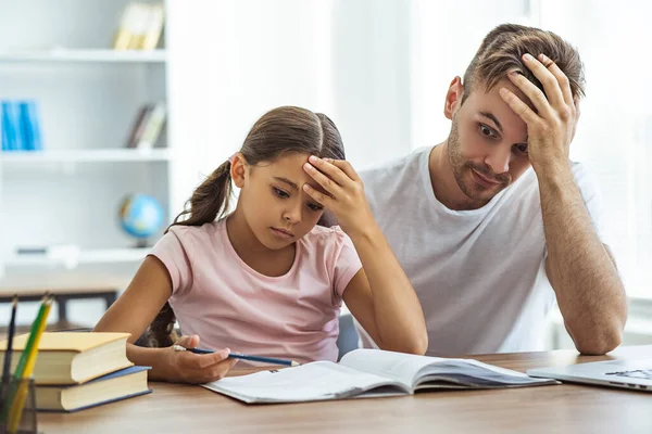 Père Fatigué Une Fille Faisant Leurs Devoirs Table — Photo