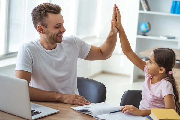 Père Une Fille Assis Table Gesticulant — Photo