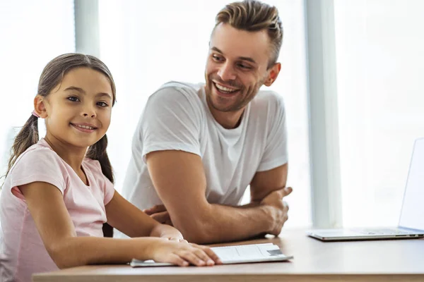 Pai Feliz Uma Filha Sentados Mesa — Fotografia de Stock