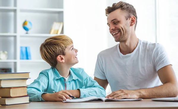 Père Heureux Fils Faisant Leurs Devoirs Bureau — Photo