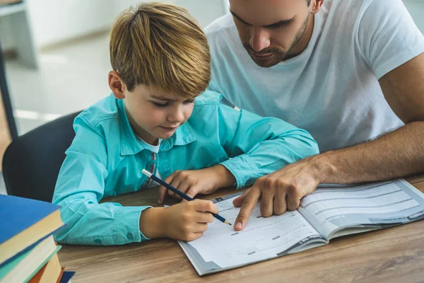 Père Garçon Faisant Leurs Devoirs Bureau — Photo