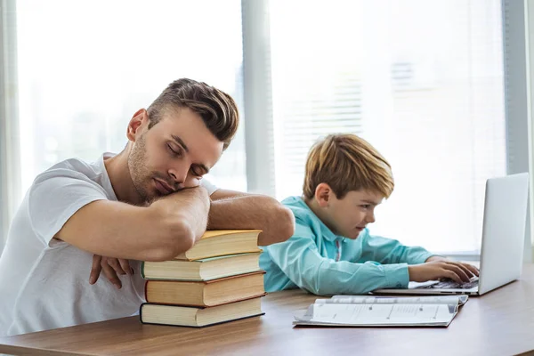 Homme Endormi Garçon Avec Ordinateur Portable Assis Bureau — Photo