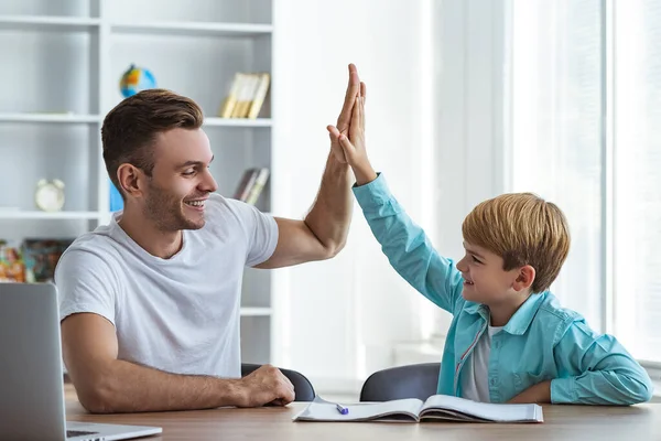 Père Heureux Fils Assis Bureau Gesticulant — Photo