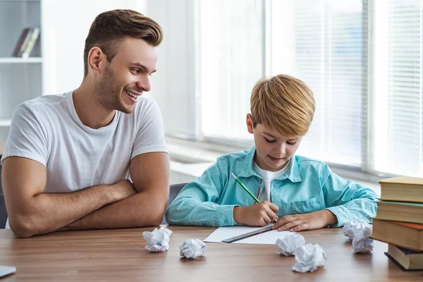 Padre Felice Figlio Seduto Alla Scrivania Disegnare Sulla Carta — Foto Stock