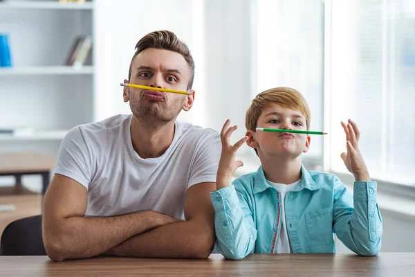 Padre Hijo Jugando Escritorio — Foto de Stock