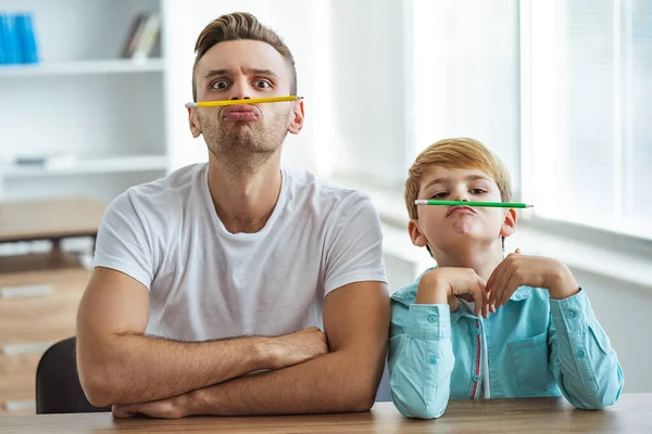 Padre Figlio Che Giocano Alla Scrivania — Foto Stock