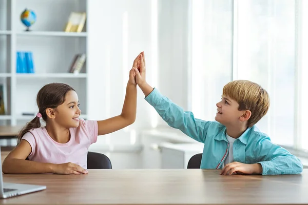 Ragazza Felice Ragazzo Seduto Tavolo Gesticolare — Foto Stock