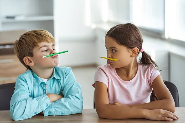 Garoto Engraçado Uma Garota Brincando Mesa — Fotografia de Stock