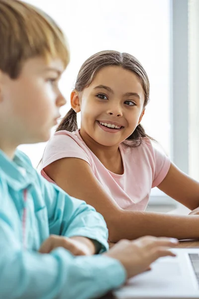 Ragazza Felice Ragazzo Con Computer Portatile Seduto Tavola — Foto Stock