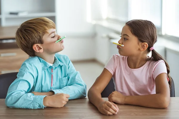 Ragazzo Divertente Una Ragazza Che Giocano Alla Scrivania — Foto Stock