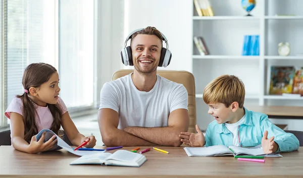 Χαρούμενος Πατέρας Ακουστικά Που Κάθεται Παιδιά Στο Γραφείο — Φωτογραφία Αρχείου