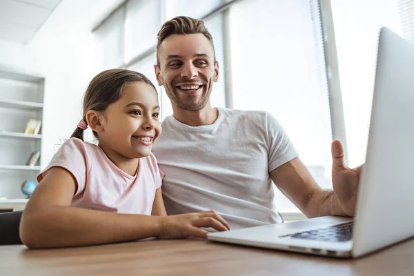 Homem Feliz Uma Menina Com Laptop Sentado Mesa — Fotografia de Stock