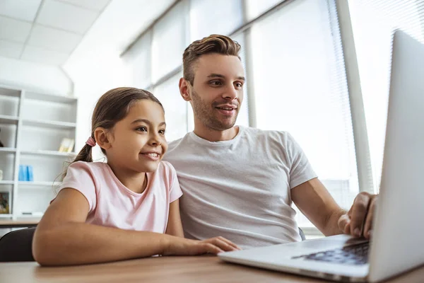 Homem Feliz Uma Menina Com Laptop Sentado Mesa — Fotografia de Stock