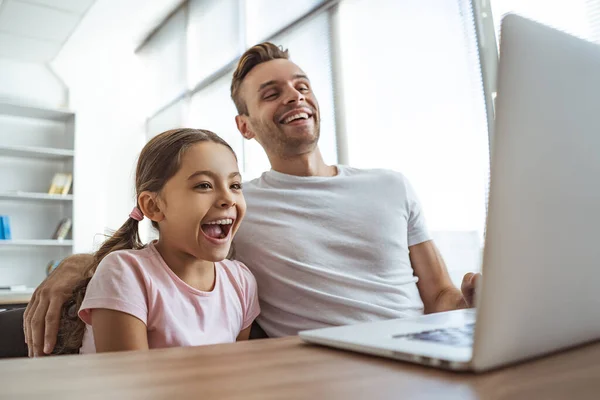 Ευτυχισμένος Άνθρωπος Και Ένα Κορίτσι Ένα Φορητό Υπολογιστή Κάθεται Στο — Φωτογραφία Αρχείου
