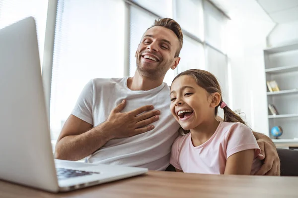 Homem Rindo Uma Menina Com Laptop Sentam Mesa — Fotografia de Stock