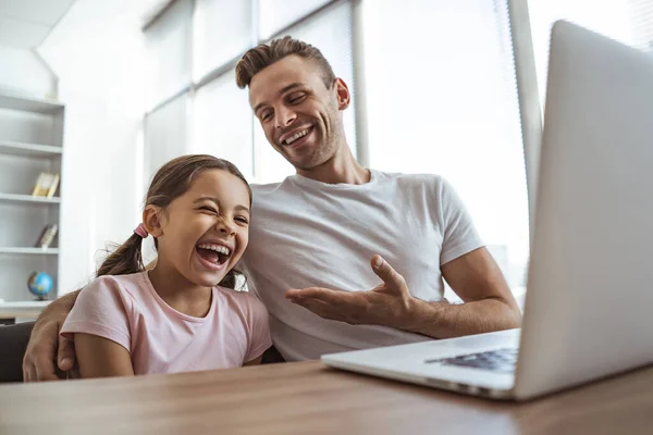 Smějící Muž Dívka Laptopem Sedí Stolem — Stock fotografie